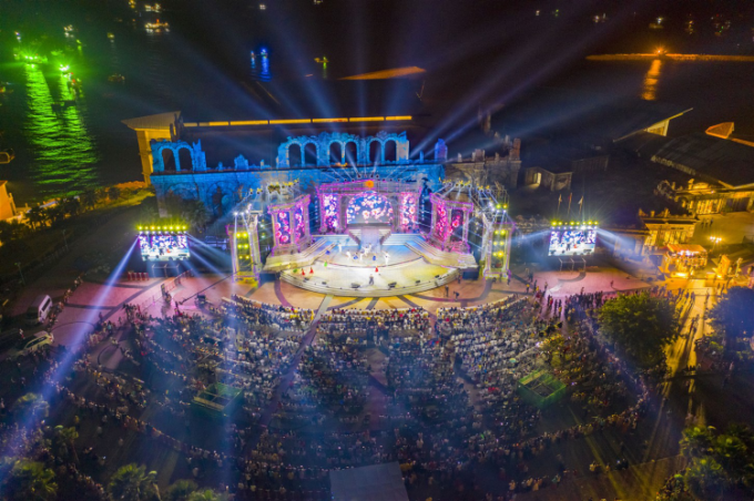 Sự kiện Countdown Nam Phú Quốc 2021 hoành tráng quy tụ những nghệ sỹ tên tuổi và thu hút hàng ngàn người tham gia. 12 mùa lễ hội năm 2021 hứa hẹn đưa Nam Phú Quốc trở thành điểm đến đa sắc màu – vạn trải nghiệm – triệu cảm hứng (Ảnh: Ánh Dương)
