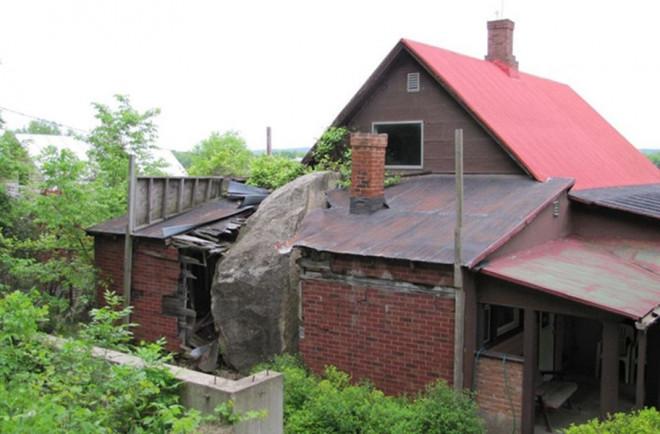 Ngôi nhà bị tảng đá 55 tấn rơi trúng trở thành điểm du lịch hút khách-2