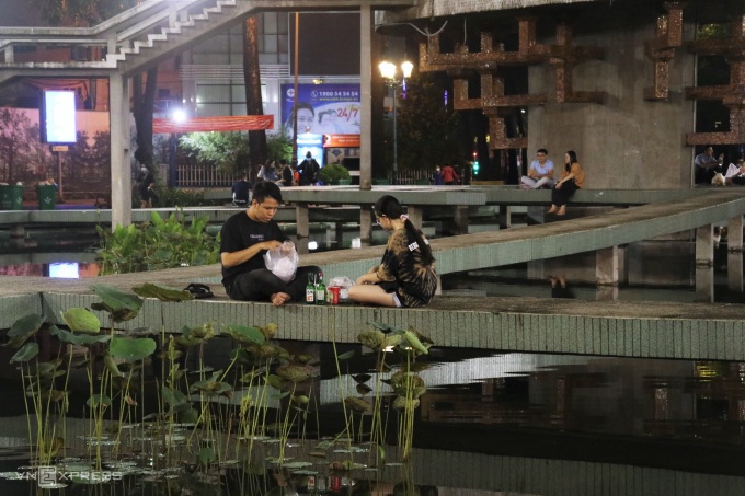 Nhiều ngày liên tục Sài Gòn có mưa lớn, mực nước hồ Con Rùa dâng cao, sạch hơn thường ngày. Ảnh: Huỳnh Nhi