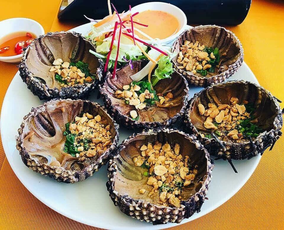 Nhà hàng hải sản Xin Chào với món “tôm hùm cháy bơ tỏi” nổi tiếng Phú Quốc