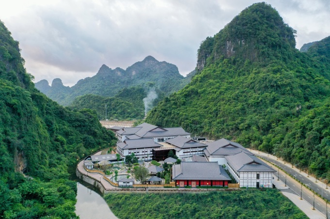 Khu Yoko Onsen Quang Hanh với thiết kế ngôi làng Nhật Bản nằm ẩn mình trong thung lũng xanh mướt. Ảnh: Khu nghỉ dưỡng