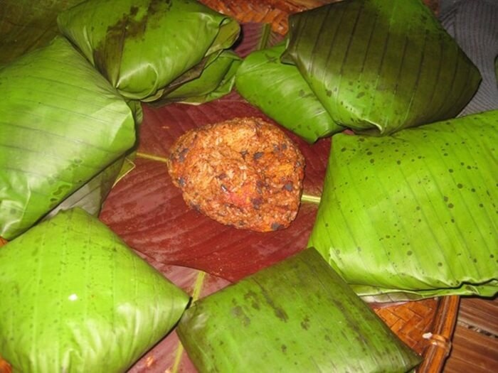 Xôi cọ Phú Thọ được gói lại từng gói trong lớp lá chuối xanh