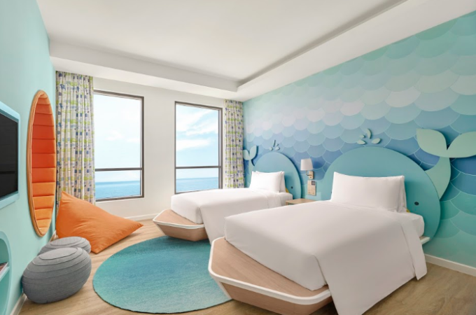 Phòng Family Suite Ocean - Holiday Inn Resort Ho Tram Beach gây ấn tượng với gam màu tươi sáng.