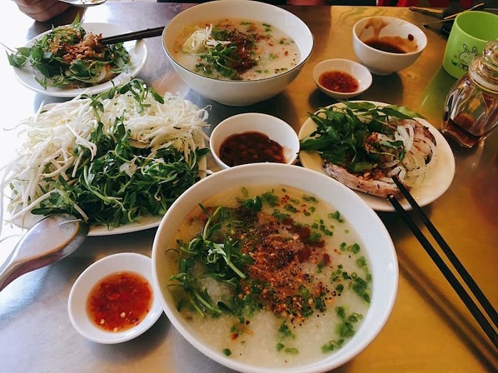 Những quán ăn bình dân ở Quảng Trị - Cháo Cá Tú