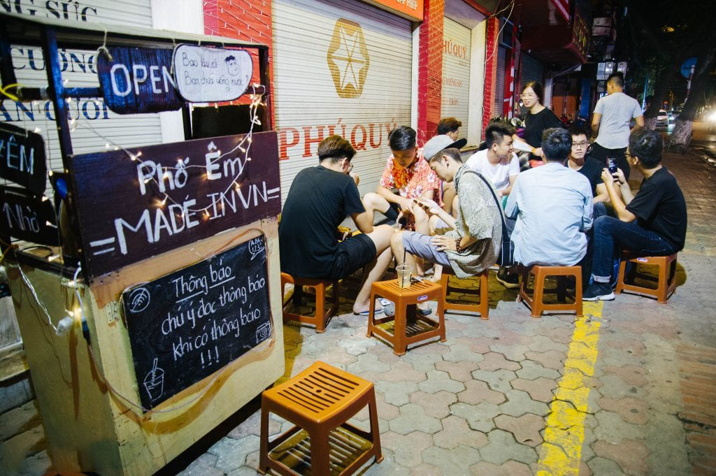 Ngồi ăn ở một quán cóc ven đường - trải nghiệm thú vị tại Hà Nội