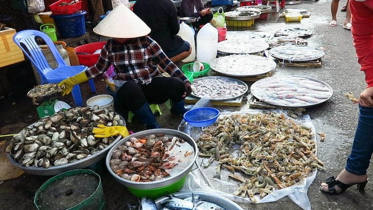 Mua hải sản nhớ ghé chợ Dương Đông