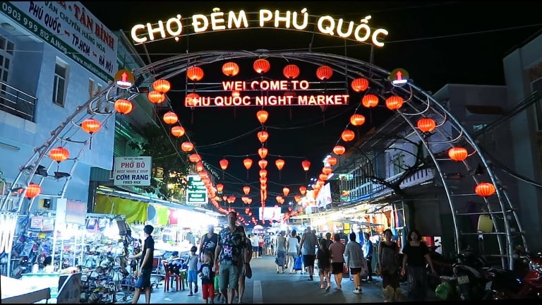 Chợ đêm Phú Quốc bán đa dạng các sản phẩm