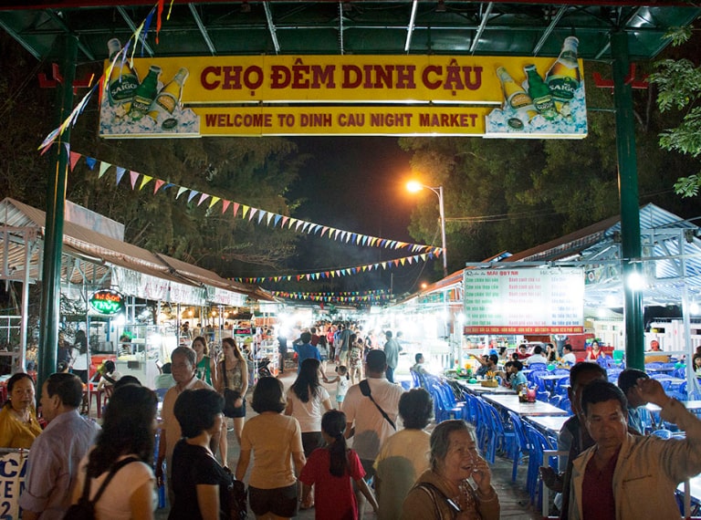 Khám phá Phú Quốc về đêm không thể không ghé đến chợ Dinh Cậu