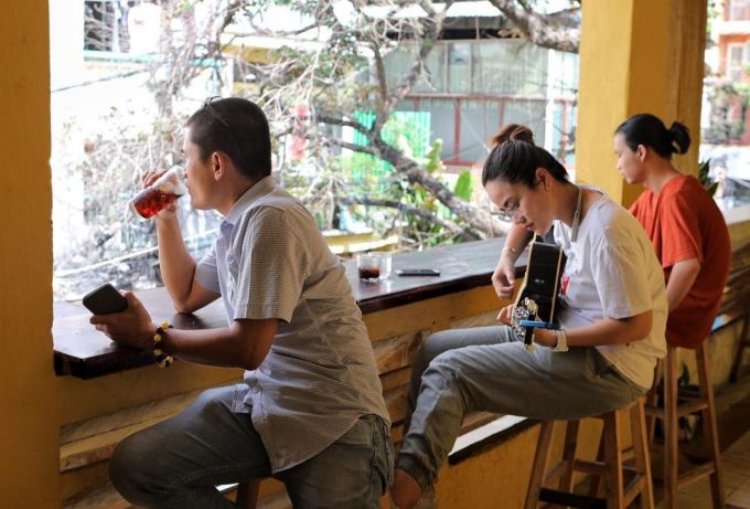 Khách đến quán có thể ngồi dọc hành lang chơi đàn, ca hát và ngắm nhìn con hẻm bên dưới tiệm cà phê, Ảnh: wide_focus/Instagram.