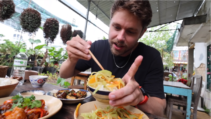Max nhận xét mỗi món cơm Việt Nam đều có vị ngon riêng và làm anh ấn tượng. Ảnh: Max McFarlin/YouTube