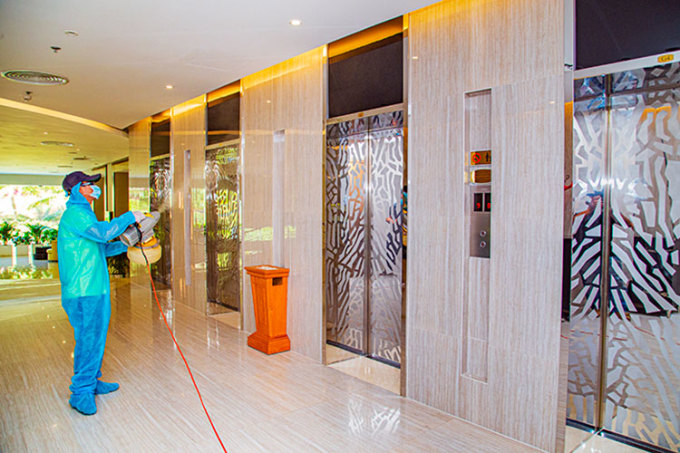 Khách sạn ở Nha Trang khử trùng phòng chống dịch. Ảnh:An Phước