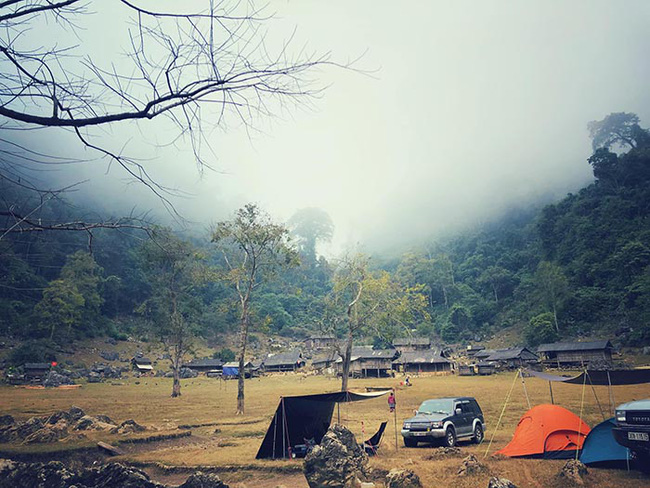 “Đi camp” săn mây tràn Hang Kia, trải nghiệm sống chậm tại miền đất lạ Hang Táu - Ảnh 1.
