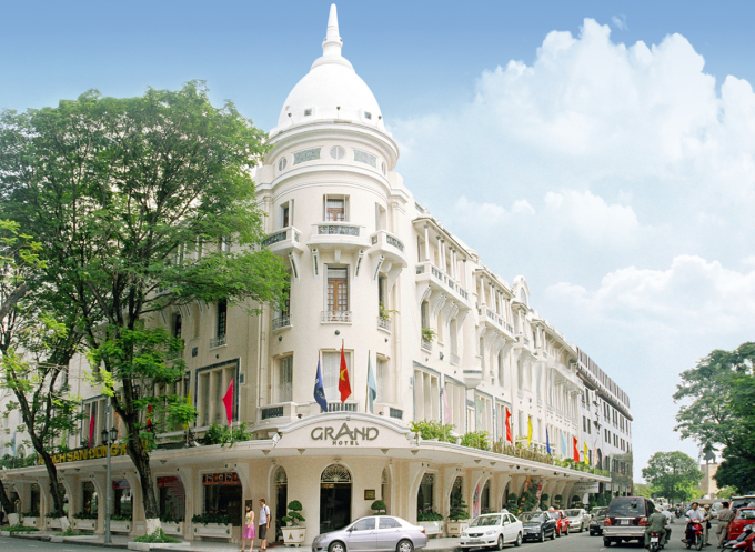 Khách sạn Grand Sài Gòn gây chú ý vì năm trên hai mặt tiền ngay trung tâm thành phố, có thiết kế theo phong cách kiến trúc Pháp. Ảnh: Saigontourist Group.