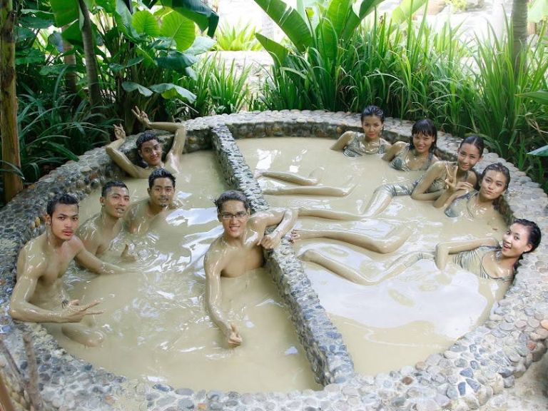 tắm bùn ở suối nước nóng Bình Châu