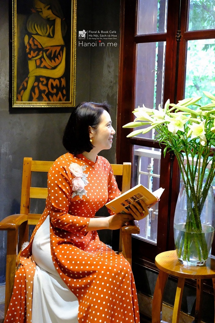 Hoa 10 Giờ - Floral & Book Cafe - quán cafe sách ở Hà Nội nổi tiếng