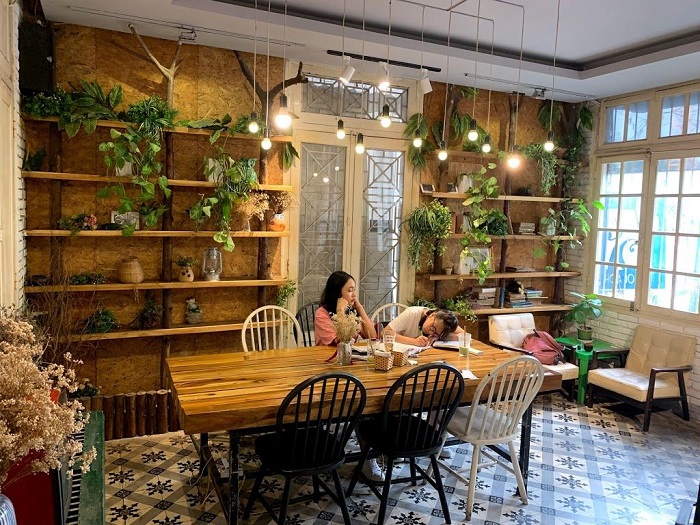 Hoa 10 Giờ - Floral & Book Cafe - quán cafe sách ở Hà Nội nổi tiếng