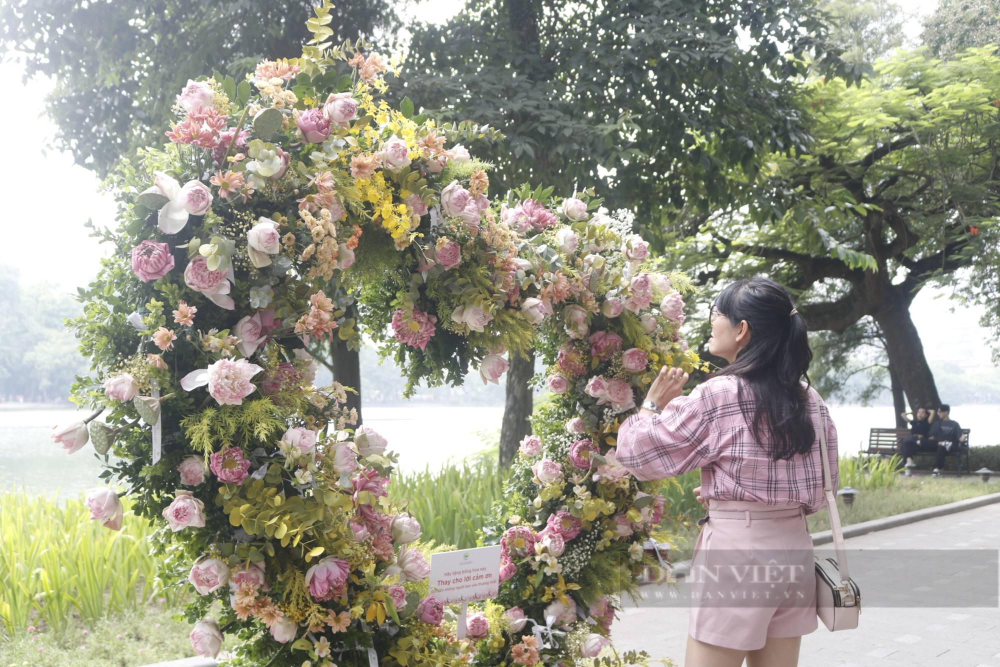 Thăm phố đi bộ cuối tuần, du khách thích thú chụp ảnh hoa sen kết trái tim rực rỡ quanh hồ Hoàn Kiếm - Ảnh 5.