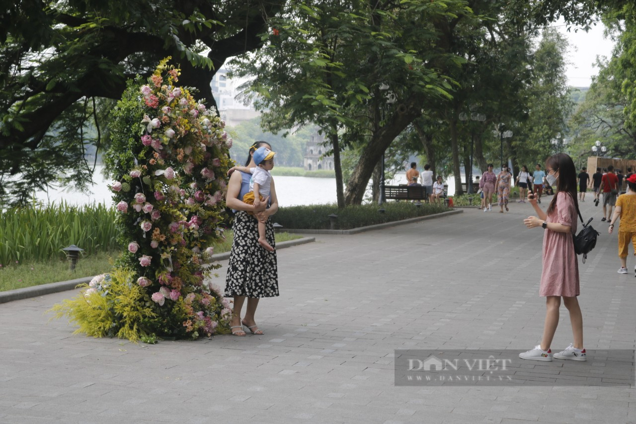 Thăm phố đi bộ cuối tuần, du khách thích thú chụp ảnh hoa sen kết trái tim rực rỡ quanh hồ Hoàn Kiếm - Ảnh 6.