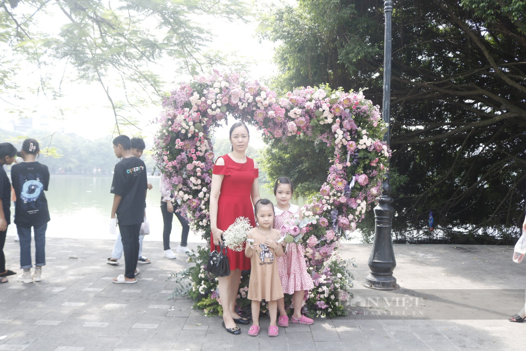 Thăm phố đi bộ cuối tuần, du khách thích thú chụp ảnh hoa sen kết trái tim rực rỡ quanh hồ Hoàn Kiếm - Ảnh 8.