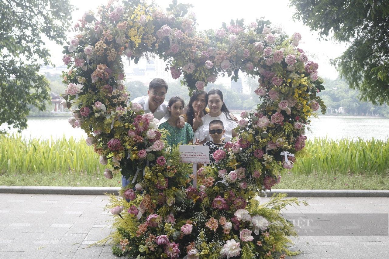 Thăm phố đi bộ cuối tuần, du khách thích thú chụp ảnh hoa sen kết trái tim rực rỡ quanh hồ Hoàn Kiếm - Ảnh 9.