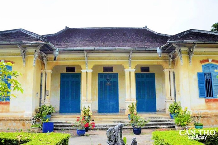 Nhà cổ Trần Bá Thế - khuôn viên trước nhà