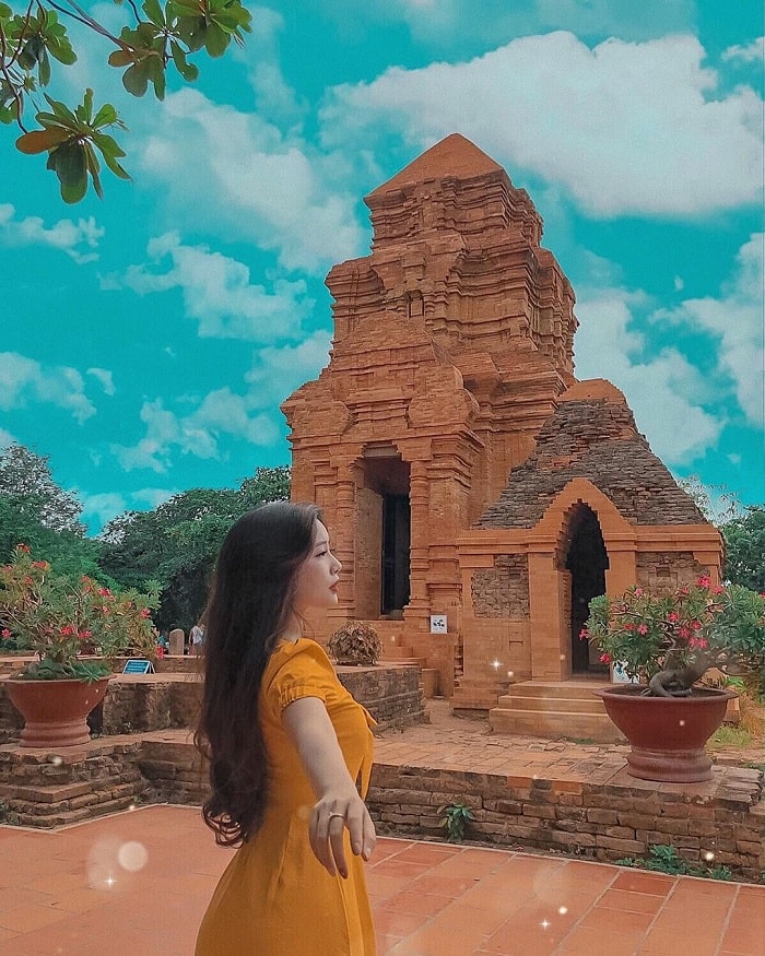 cô gái check in bên tháp Chàm Poshanư Phan Thiết