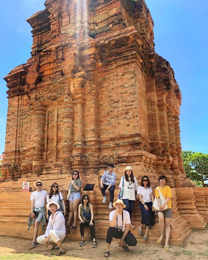 nhóm bạn chụp ảnh bên tháp Chàm Poshanư Phan Thiết