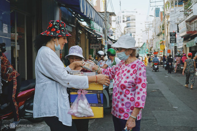 Irina (trái) bán hàng tại chợ Tân Định. Ảnh: Bảo Ngân