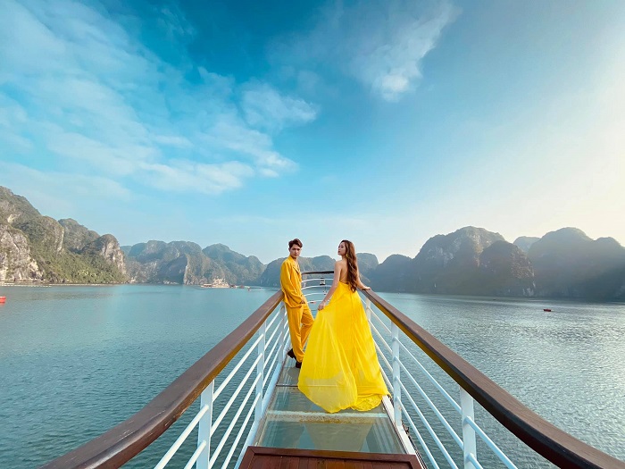 Ha Long travel experience - take a cruise on the bay