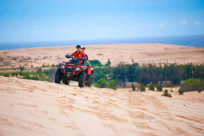 Du khách tham gia trò chơi phi xe tốc độ tại đồi cát Mũi Né ở TP Phan Thiết. Ảnh: Ngô Trần Hải An