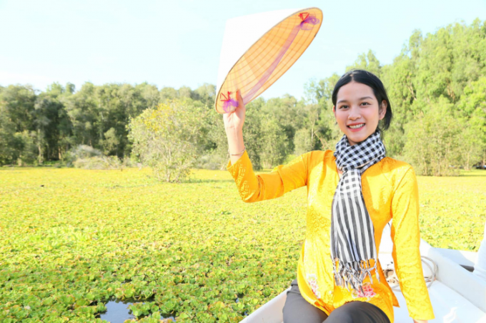 Tường Vy - Người đẹp áo dài Việt Nam 2020 thích thú khi check in tại rừng tràm đẹp nhất Việt Nam. Ảnh: Bá Phúc.