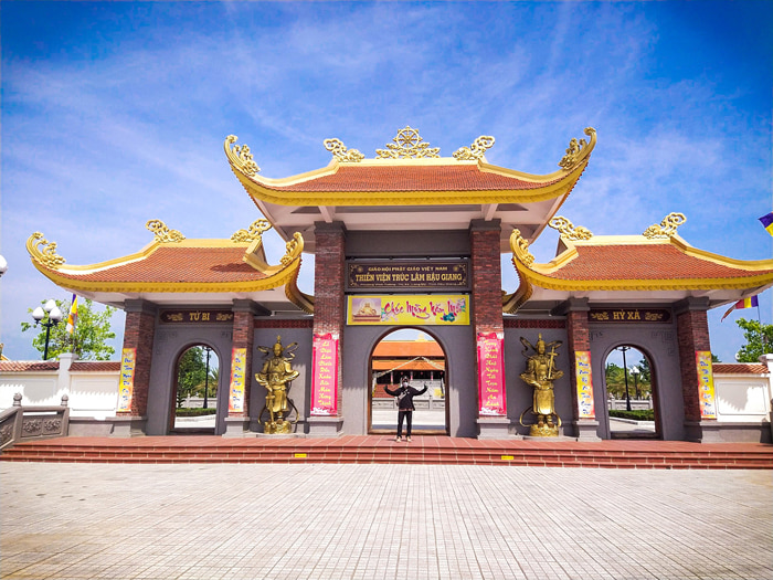 Viếng Thiền Viện Trúc Lâm Hậu Giang - Cổng tam quan