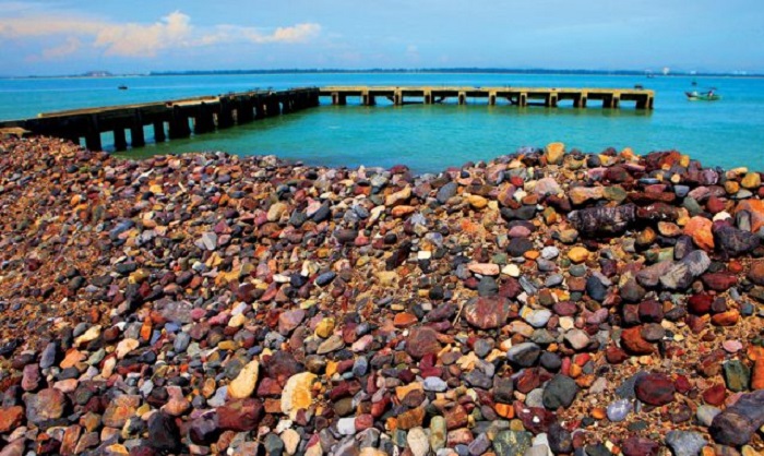 Du lịch đảo Hòn Ngư có gì thú vị? Bát cát đá sỏi nhiều màu sắc - Điểm tham quan đẹp ở đảo Hòn Ngư