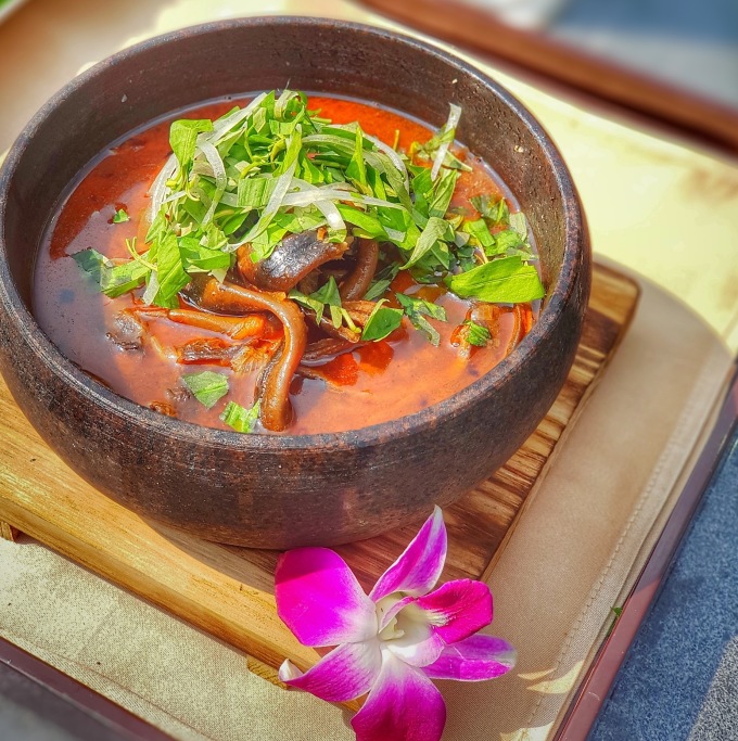 Súp lươn cuốn hút vị giác, là món ăn được nhiều người dân xứ Nghệ ưa thích.