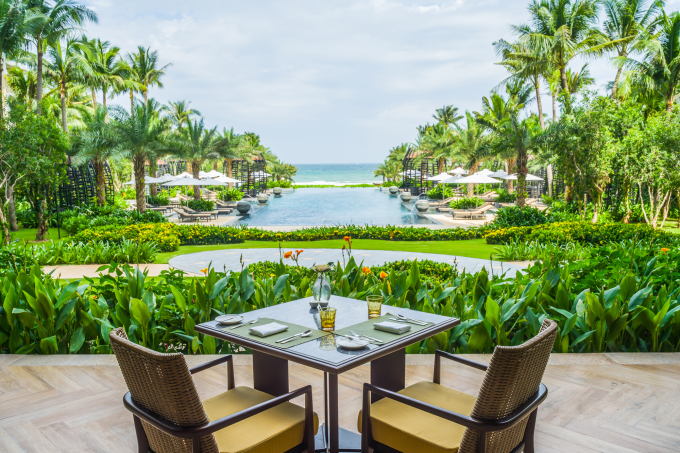 Sora & Umi nằm trên tầng hai của InterContinental Phu Quoc Long Beach Resort có tầm nhìn hướng vườn và hai hồ bơi vô cực dẫn thẳng ra biển.