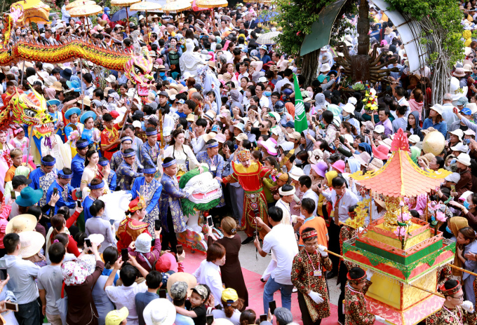 Đây là năm thứ 2 liên tiếp lễ hội Quán Thế Âm Ngũ Hành Sơn dừng tổ chức. Trên ảnh là khung cảnh người dân đón đoàn rước hóa thân của Quán Thế Âm. Ảnh: Nguyễn Đông.