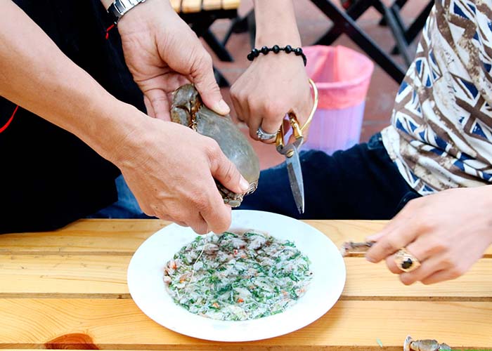 Ẩm thực Phú Quốc: Món tiết canh cua độc lạ gây nghiện với mọi du khách ghé thăm đảo ngọc - Ảnh 1.