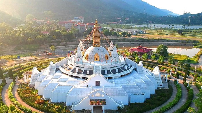 Đại Bảo tháp Mandala - điểm tham quan gần Thiền Viện Trúc Lâm Tây Thiên 