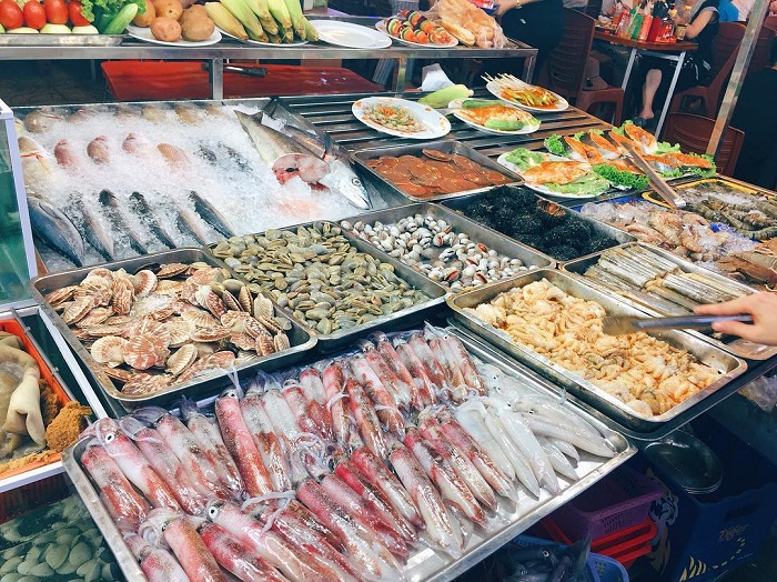 The night market is a place to buy prestigious Ha Long specialties