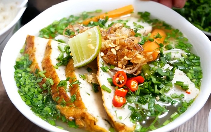 Bánh canh chả cá  - một trong các món đặc sản Nha Trang nổi tiếng