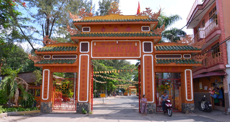 Lễ chùa dịp đầu năm tại những ngôi chùa nổi tiếng nhất Sài Gòn dịp Tết - Ảnh 2.