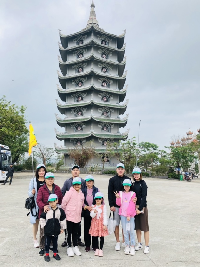 Du khách tham gia tour chụp ảnh kỷ niệm tại chùa Linh Ứng. Ảnh: TTXTDLDN.