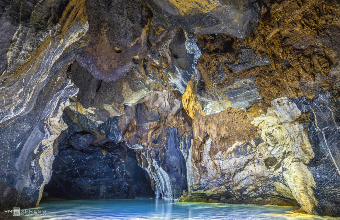 Hang Va được đánh giá là một trong những hang động quý giá nhất trong danh sách 300 hang đã được tìm thấy của tỉnh Quảng Bình. Ảnh: Nguyễn Huy Trung.