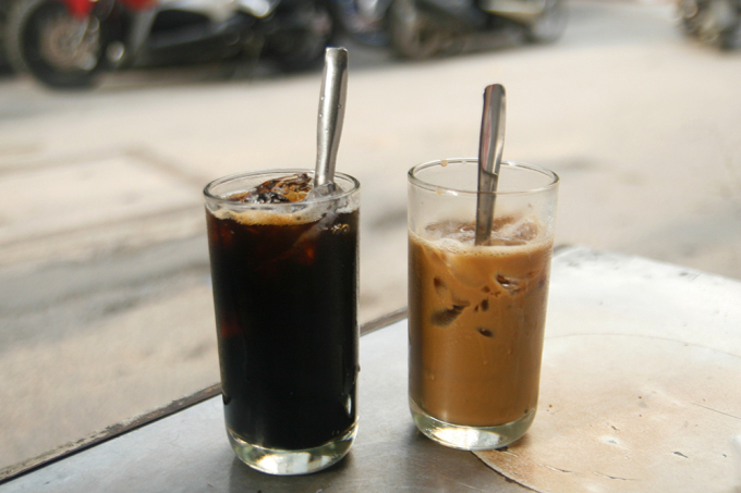 Thưởng thức cà phê sáng, ngắm dòng xe qua lại là một trong những điều người Sài Gòn nhớ trong những ngày giãn cách. Ảnh: Di Vỹ