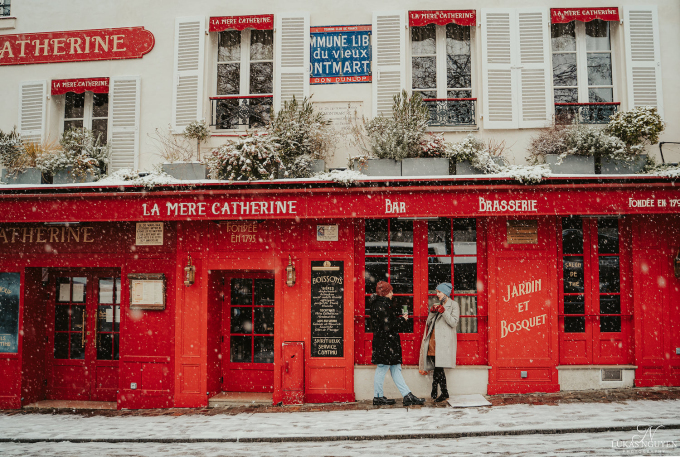 Người dân Paris uống cà phê mang đi trong một ngày tuyết rơi tháng 1/2021. Ảnh: Nguyễn Anh Lukas
