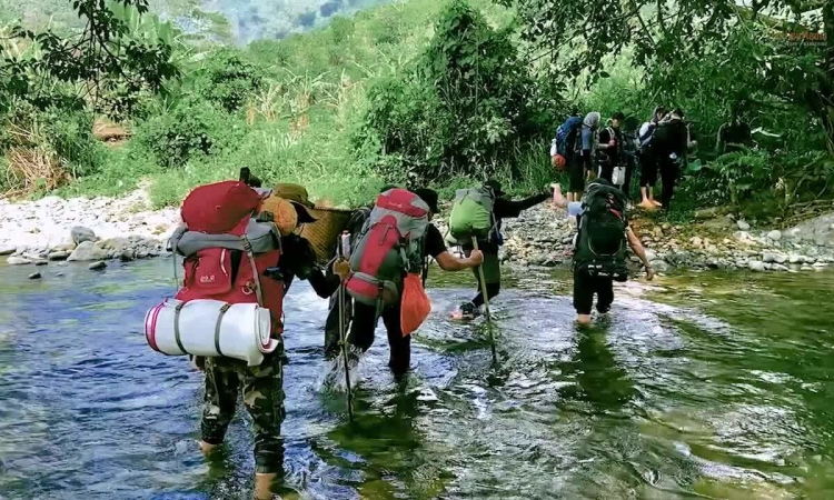 Trekking vượt suối ngắm thảo nguyên ở Tà Giang