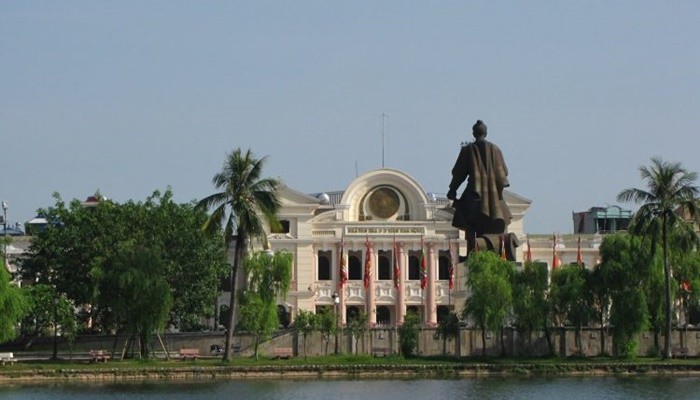 Tượng đài Trần Hưng Đạo Nam Định bên hồ Vị Xuyên