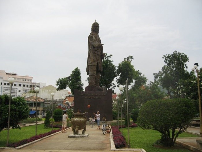 Xung quanh tượng đài Trần Hưng Đạo còn xây thêm nhiều hạng mục khác