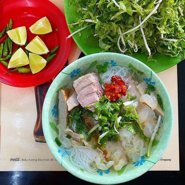 Năm beo quán bún sứa ngon ở Nha Trang 