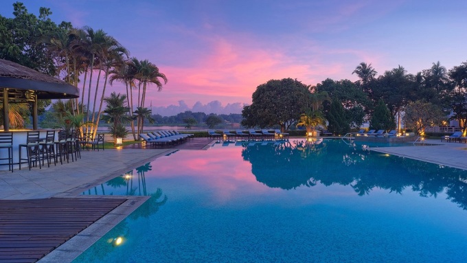Bể bơi bên dòng sông Hương là nơi tổ chức tiệc tối 7/3 của khách sạn Huế. Ảnh: TripAdvisor.